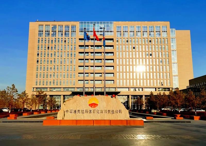 PetroChina'nın Karamay Petrol Sahası'ndaki beyaz petrol depolama tankları için Anhui Huanrui elektrikli ısıtma sisteminin ısı izleme ve izolasyonunun uygulanması.